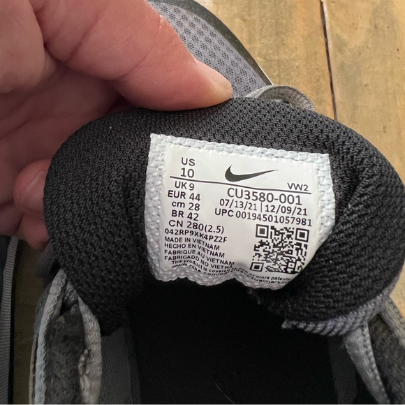 Nikes Men’s - Picture 2 of 3